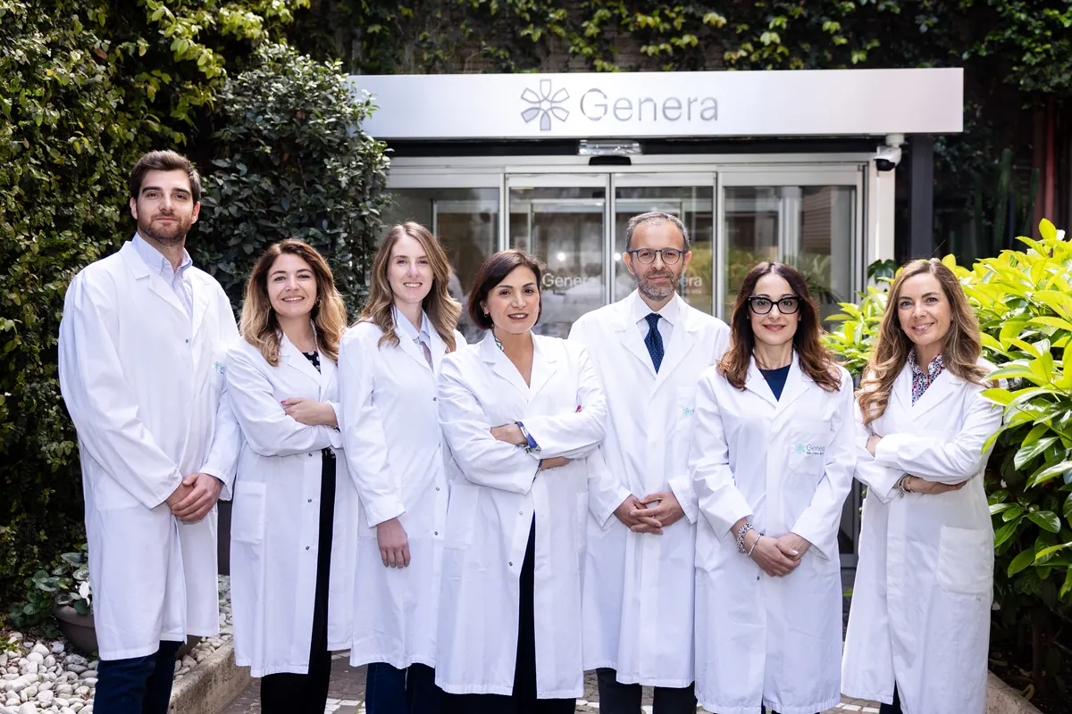 I ginecologi di Genera Roma davanti all’ingresso del centro